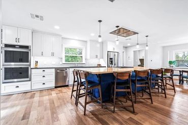 Kitchen with Island breakfast bar and fresh style