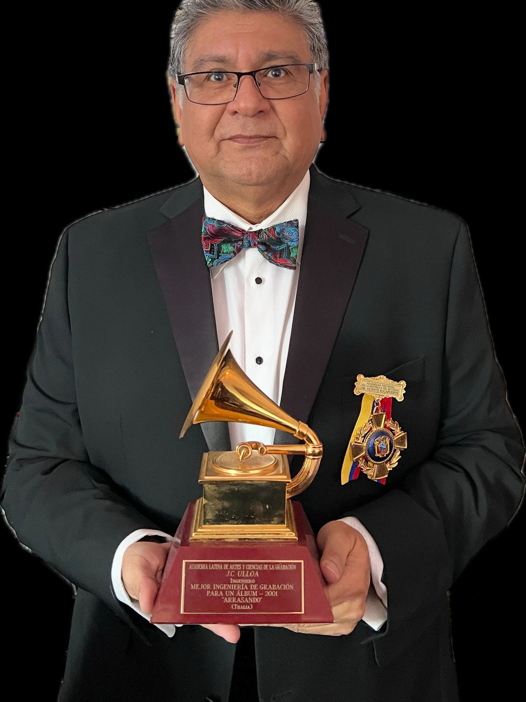 Jose Ulloa, el primer ecuatoriano ganador del Grammy es condecorado por la Asamblea Nacional Ecuador