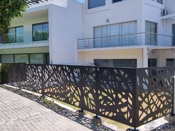 Celosías metálicas decorativas como protecciones en espacios exteriores residenciales.