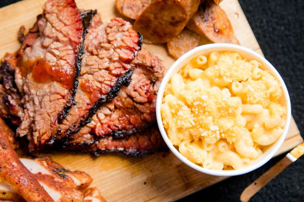 grilled meat with mac and cheese pasta 
