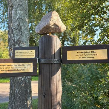 Hinweisschilder zu einem jüdischen Friedhof und Holocaust-Gedenkstätte.