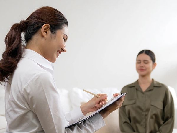 happy-patient-psychologist-have-mental-vivancy-conversation-clinic