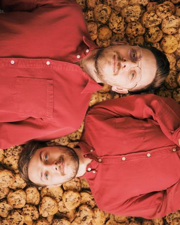 Sven and Gilles on a bed of cookies.