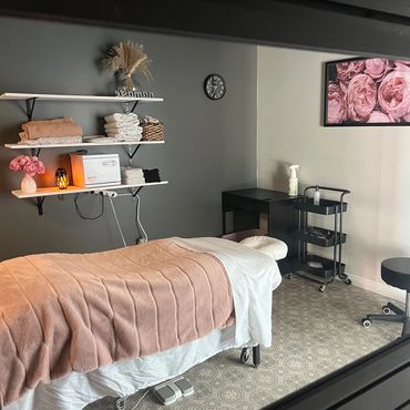 alt= RMT kenzies massage therapy room