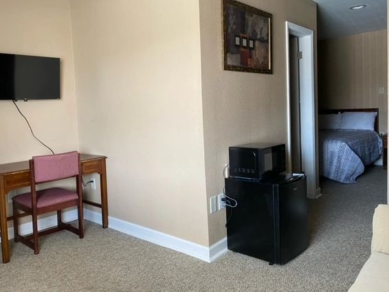 This suit has a Queen bed< with a pull out sofa. fresh clean rooms.