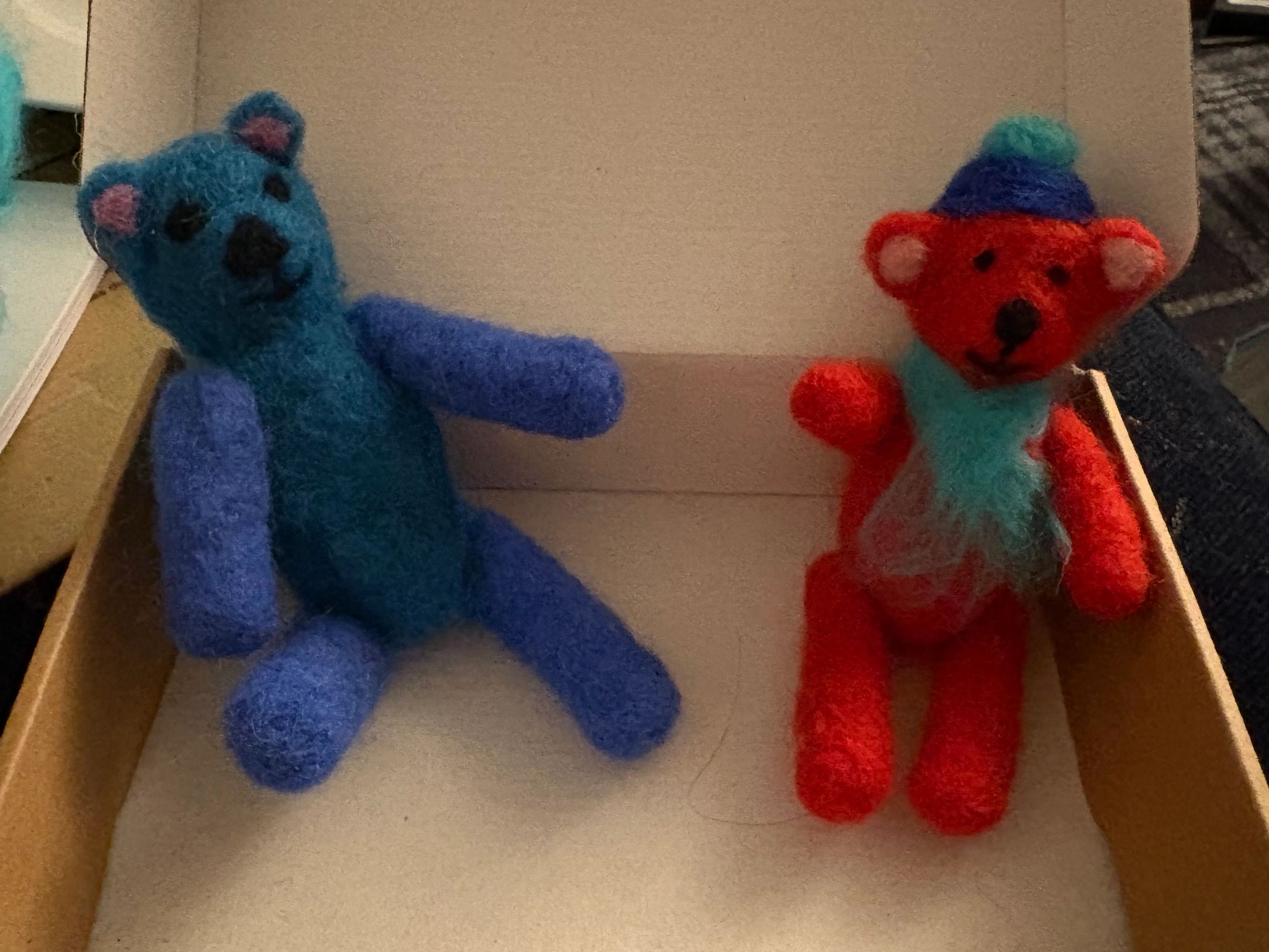 Picture of two needle felted teddy bears