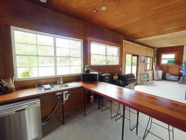 Large Kitchen and breakfast bar