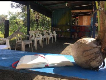 Comedor en cabañas nativas en Bahía Málaga para temporada de Avistamiento de Ballenas