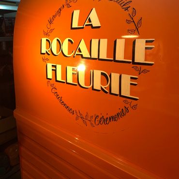 Lettres peintes vintages sur 2CV