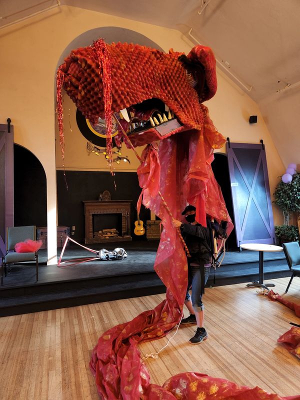 Group project to creating the oversized Smaug puppet for the Hobbit. I did the acting with the head 