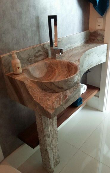 Pia de lavabo esculpida em um bloco de mármore Camboriú.