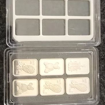 1oz bullion capsule with 1g bullion insert.