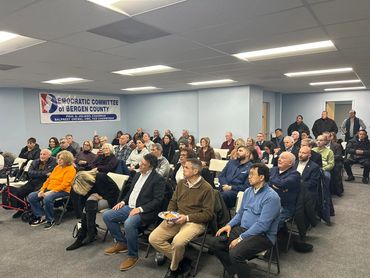 Corporate attendees chatting during a coffee break at a leadership summit