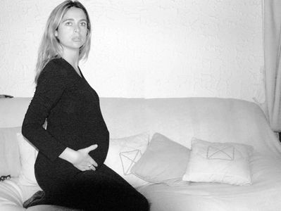 Vanessa Prieur, sophrologue, enceinte, en noir et blanc
