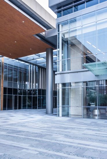 vista exterior detalle de edificio con ventanales claros y estructura de aluminio