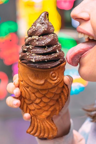 Disfrutando del sabor de nuestro taiyaki de vainilla con helado soft de chocolate nocilla y almendra