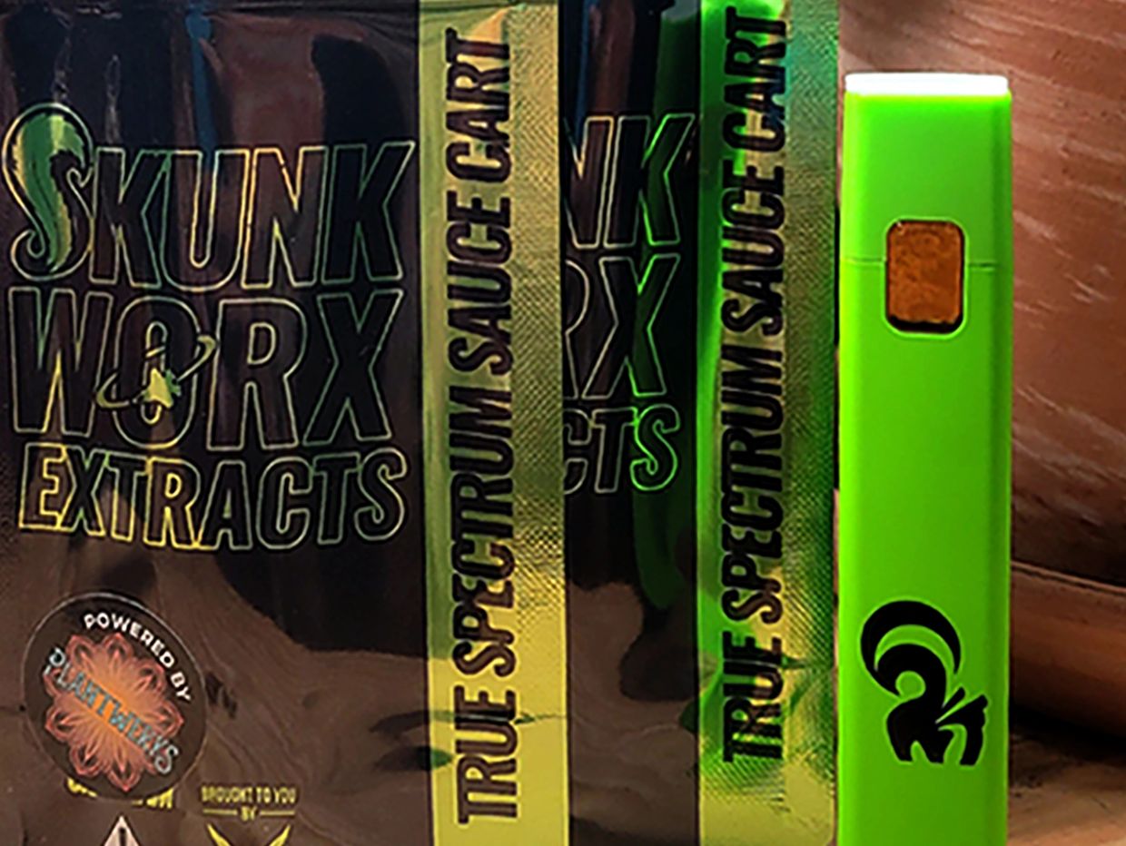 Skunk Worx Extracts and green vape pen.