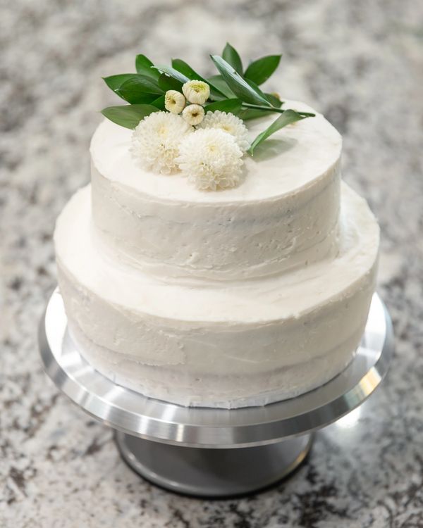 2-tier wedding cake (8-inch and 10-inch cakes stacked), flat vanilla frosting