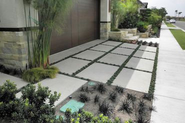 Contemporary full sun front yard landscaping in Newport Beach