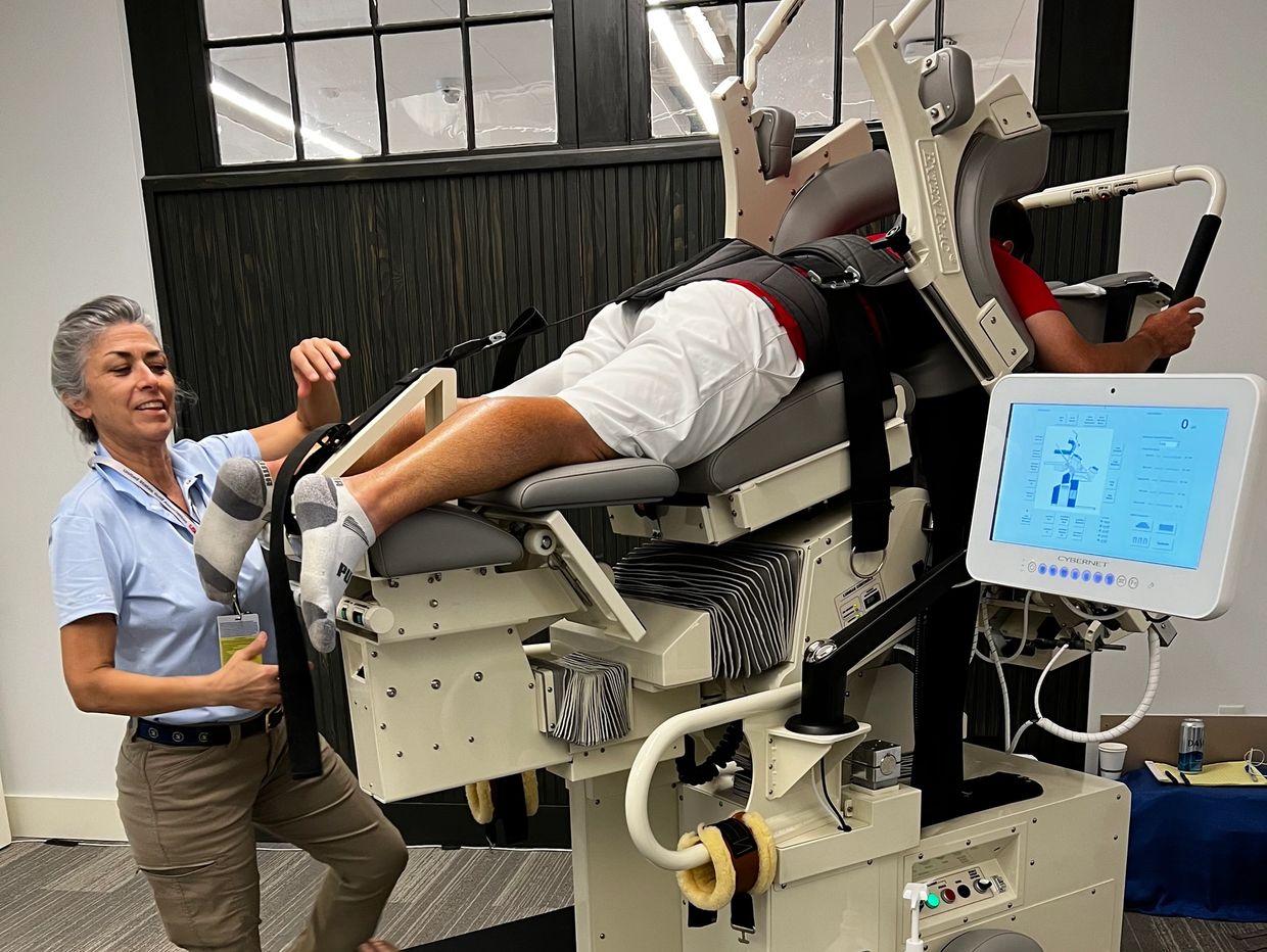 Dr. Rosenberg operating the ExtenTrac Elite (spine decompression) at the 2023 US Open for Golf