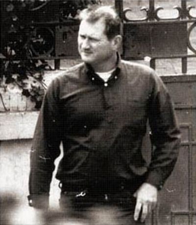 Unknown man, mis-identified as Lee Harvey Oswald, seen entering Russian Embassy in Mexico City