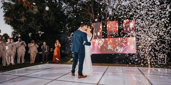 Pareja bailando en una boda con confeti.