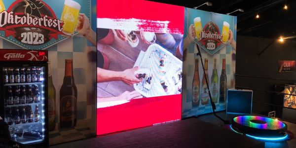 Evento Oktoberfest 2023 con cerveza y pantalla LED.