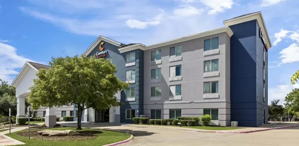 Hotel entrance as seen from the Highway 71 East access road.