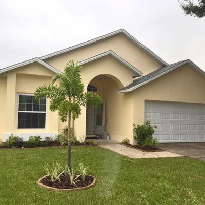 House in Florida painted Yellow
