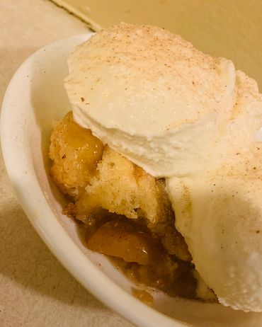 Famous Peach Cobbler À la mode