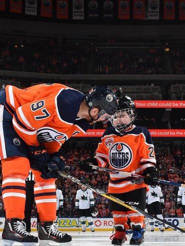 Ben sharing winning tips with Connor McDavid at an Oilers game - Ben Stelter Foundation