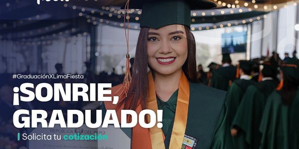 Una graduada sonriendo y mostrando su diploma