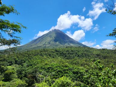 Vista del volcán y del bosque Arenal