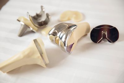 Revison knee replacement complex primary knee replacement surgery