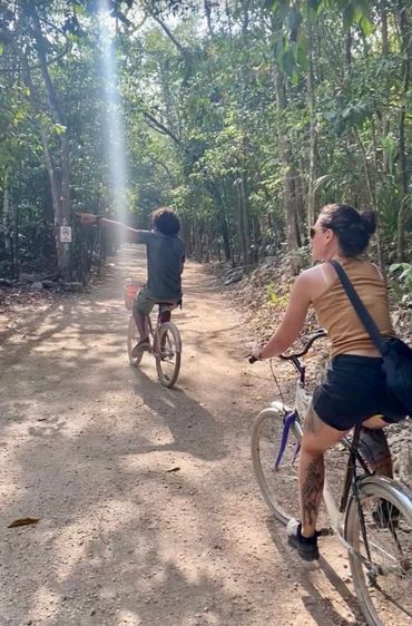 Coba recorrido sobre bicicletas con guías.