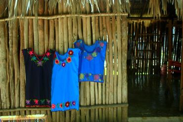 Vestidos típicos en una cabaña tradicional en Yucatán.