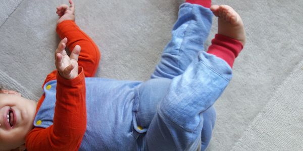 Baby in Abhaltehose