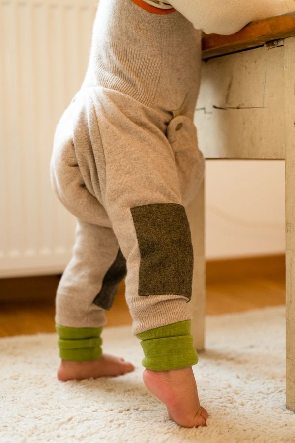 Kind in Abhaltehose mit Kniepatch
