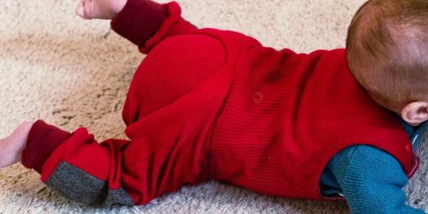 Baby in Abhaltehose