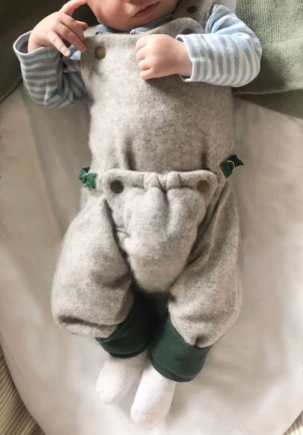 Neugeborenes Baby in Abhaltehose