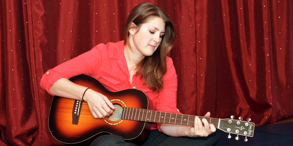 Image de Tanya Lavoie qui joue de la guitare