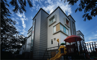 A high-quality Stonelam Laminam porcelain slab featured on the facade of a contemporary building.