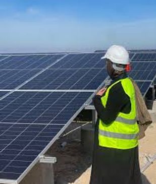 صروة موظف لشركة الجدع للكهرباء و الطاقة يركب طاقة شمسية