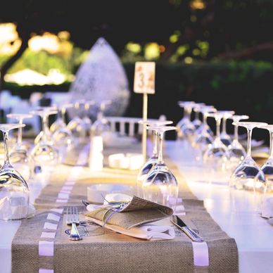 Une table de mariage avec des décorations, un chemin de table et un numéro de table 