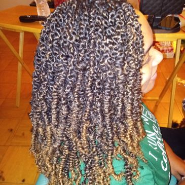 Senegalese kinky twists with curly hair.