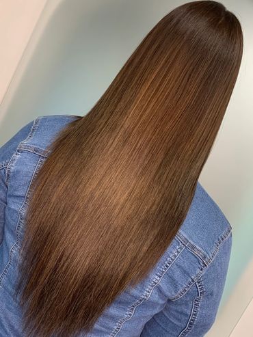 Lange glatte Braune Haare die mit Hilfe von Tape Extensions verlängert wurden sind