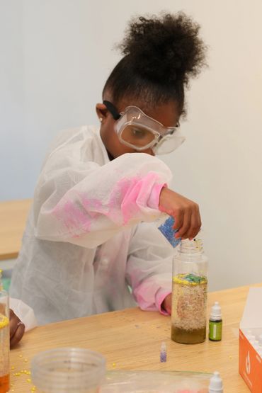Junior scientist making a lava lamp experiment at our weekend children's science program Open Lab
