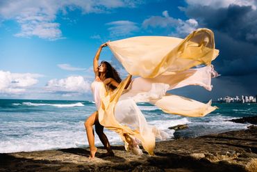 "El Viento que nos destruye, tambien nos enseña a Volar"
Carmen S. Gaia