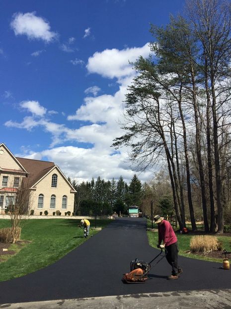 Putting on the finishing touches to a beautiful brand new asphalt driveway ! 
