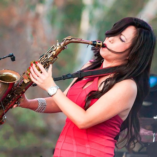 女性サックス奏者　野村友香　Sax player Tomoka アルトサックス